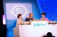 授賞式の司会進行を行った杉崎美香、小倉智昭、剛力彩芽（写真左から）。