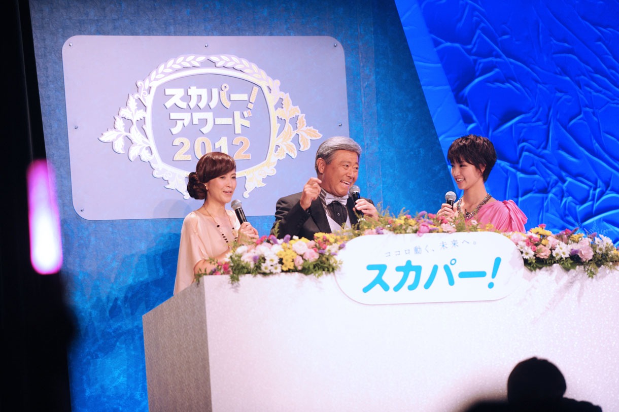 授賞式の司会進行を行った杉崎美香、小倉智昭、剛力彩芽（写真左から）。