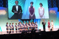ニュース部門でプレゼンターを務めた乃木坂46（写真左）。