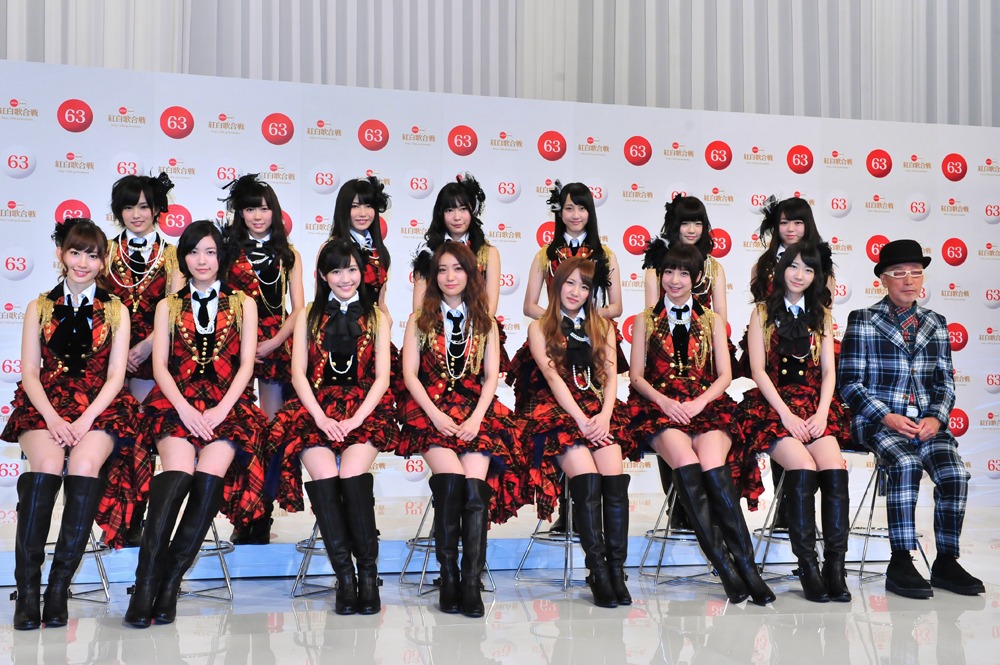 今週の人気の画像4位は「AKB48今年も紅白応援隊就任、テーマは『歌で会いたい』」より、「紅白応援隊」参加メンバー。