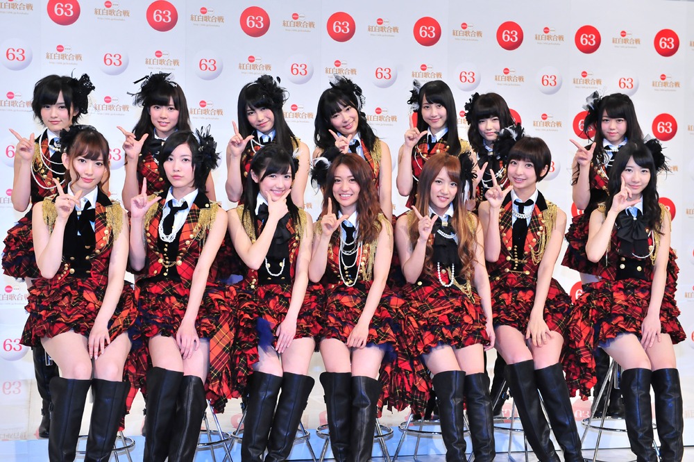 今週の人気の画像5位は「AKB48今年も紅白応援隊就任、テーマは『歌で会いたい』」より、「紅白応援隊」参加メンバー。
