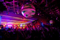 写真は2011年の「Midnight Dejavu」大阪ユニバース公演の様子。撮影：仁礼博