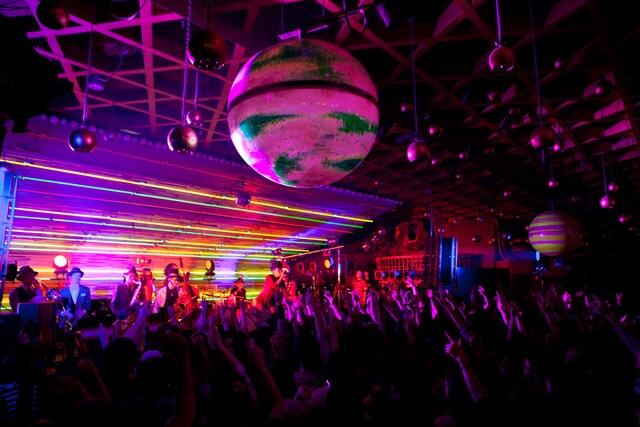 写真は2011年の「Midnight Dejavu」大阪ユニバース公演の様子。撮影：仁礼博