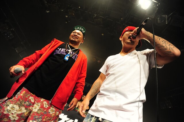 写真左からサイプレス上野とMACCHO（OZROSAURUS）。