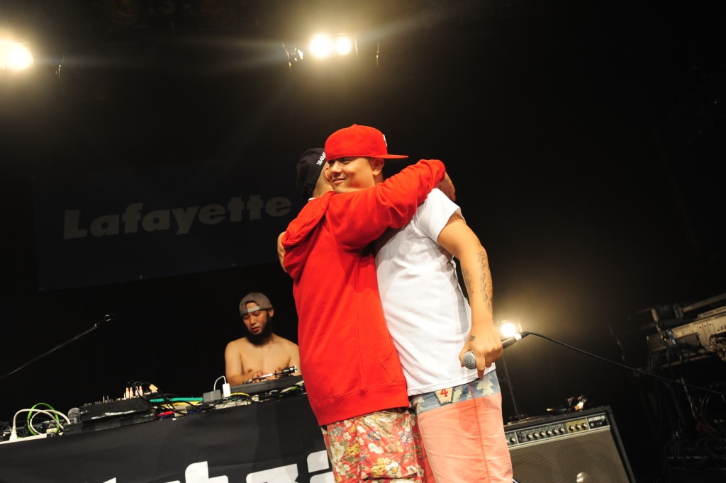 写真左からサイプレス上野とMACCHO（OZROSAURUS）。