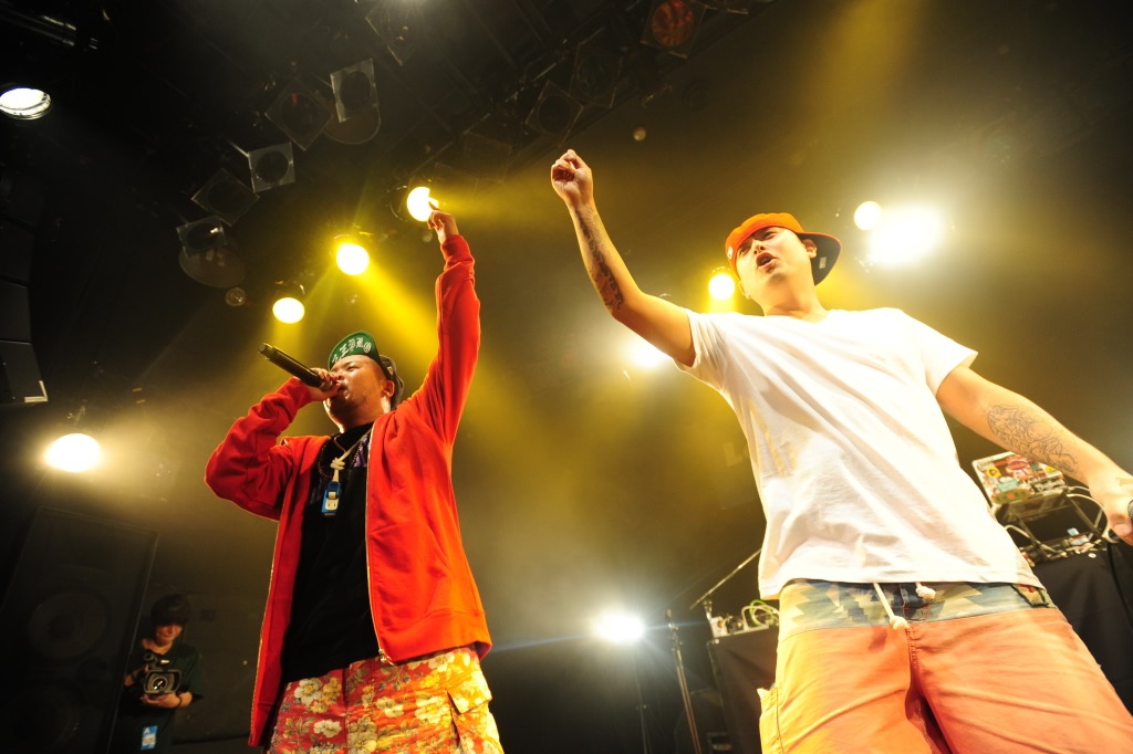 写真左からサイプレス上野とMACCHO（OZROSAURUS）。