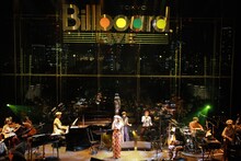 「MTV Unplugged」収録ライブでのChara。(c)アミタ マリ