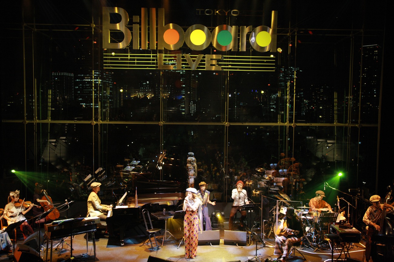 「MTV Unplugged」収録ライブでのChara。(c)アミタ マリ