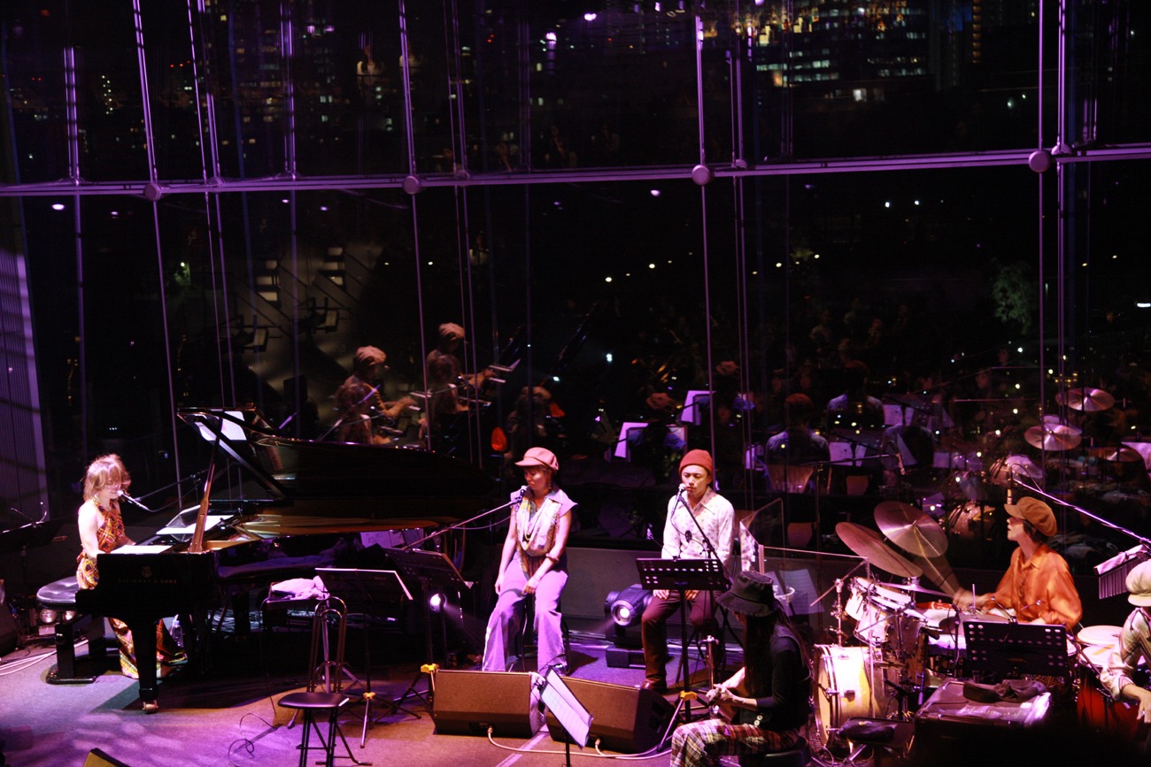 「MTV Unplugged」収録ライブでのChara。(c)アミタ マリ