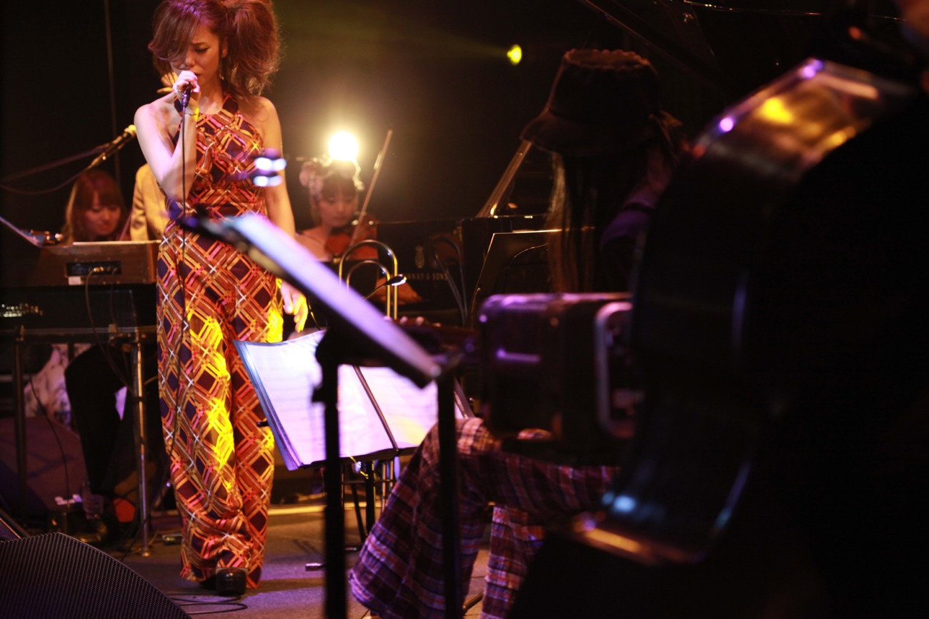 「MTV Unplugged」収録ライブでのChara。(c)アミタ マリ