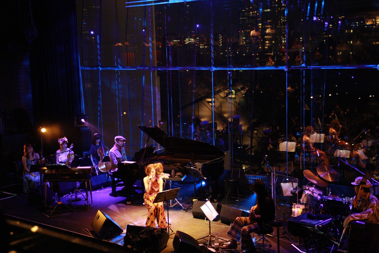 「MTV Unplugged」収録ライブでのChara。(c)アミタ マリ