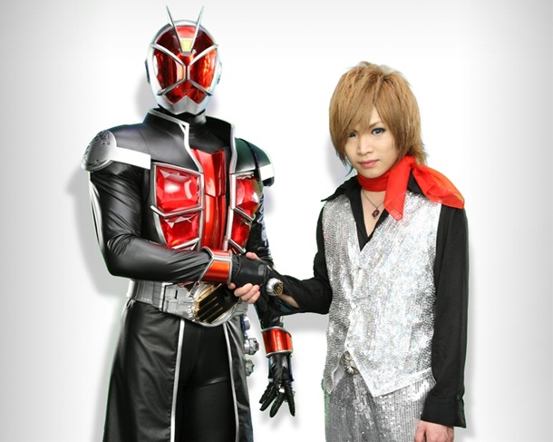 仮面ライダーウィザード（写真左）と固い握手を交わす鬼龍院翔（右）。 (C)2012 石森プロ・テレビ朝日・ADK・東映