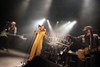 POLYSICSと鈴木圭介（写真中央）。（Photo by Eri Shibata）