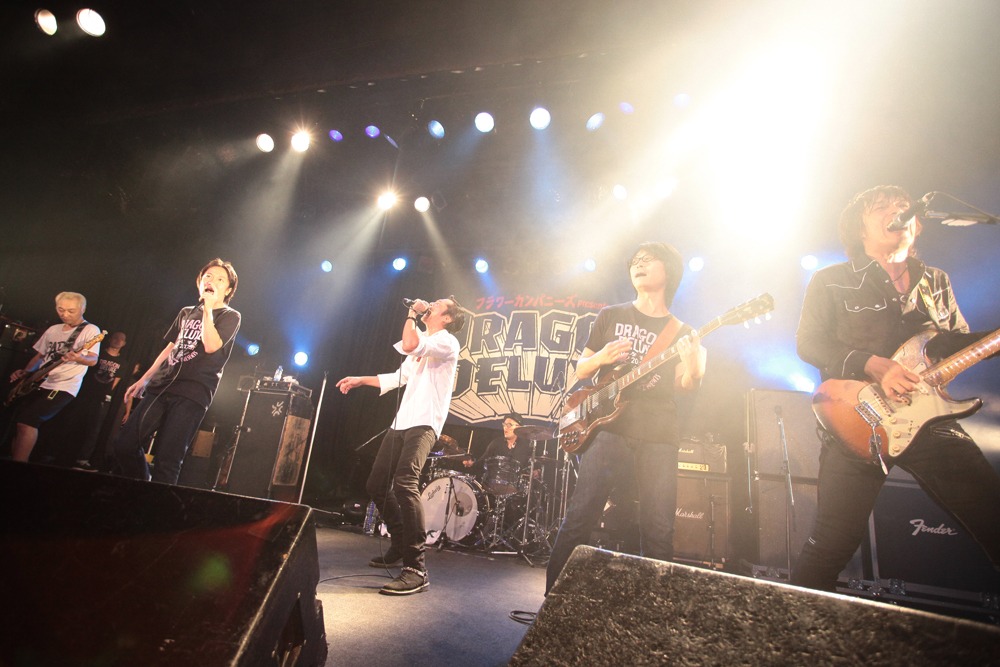 「深夜高速」をセッションする怒髪天と鈴木圭介＆竹安堅一。（Photo by Eri Shibata）