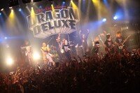 「真冬の盆踊り」をセッションする「DRAGON DELUXE 2012」出演者一同。（Photo by Eri Shibata）