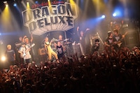 「真冬の盆踊り」をセッションする「DRAGON DELUXE 2012」出演者一同。（Photo by Eri Shibata）
