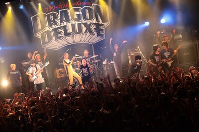 「真冬の盆踊り」をセッションする「DRAGON DELUXE 2012」出演者一同。（Photo by Eri Shibata）