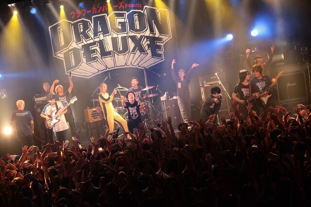 「真冬の盆踊り」をセッションする「DRAGON DELUXE 2012」出演者一同。（Photo by Eri Shibata）