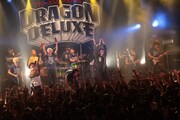 「真冬の盆踊り」をセッションする「DRAGON DELUXE 2012」出演者一同。（Photo by Eri Shibata）
