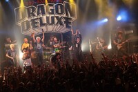 「真冬の盆踊り」をセッションする「DRAGON DELUXE 2012」出演者一同。（Photo by Eri Shibata）