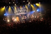 「真冬の盆踊り」をセッションする「DRAGON DELUXE 2012」出演者一同。（Photo by Eri Shibata）