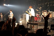「UNISON SQUARE GARDEN 2012 TOUR “誰かが忘れているかもしれない僕らに大事な001のツアー”」赤坂BLITZ公演の様子。（撮影：森久）