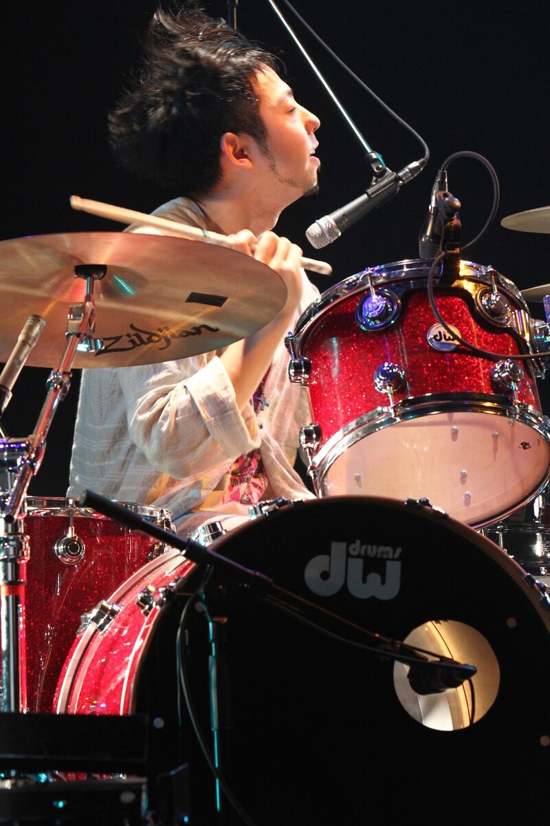 鈴木貴雄（Dr）（撮影：森久）