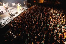「UNISON SQUARE GARDEN 2012 TOUR “誰かが忘れているかもしれない僕らに大事な001のツアー”」赤坂BLITZ公演の様子。（撮影：森久）