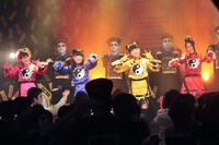 「イーアル ! キョンシー feat. 好好！キョンシーガール」をパフォーマンスする9nine。