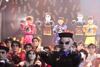 「イーアル ! キョンシー feat. 好好！キョンシーガール」をパフォーマンスする9nine。