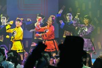 「イーアル ! キョンシー feat. 好好！キョンシーガール」をパフォーマンスする9nine。