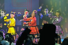 「イーアル ! キョンシー feat. 好好！キョンシーガール」をパフォーマンスする9nine。