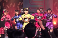 「イーアル ! キョンシー feat. 好好！キョンシーガール」をパフォーマンスする9nine。