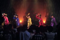 「イーアル ! キョンシー feat. 好好！キョンシーガール」をパフォーマンスする9nine。