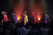 「イーアル ! キョンシー feat. 好好！キョンシーガール」をパフォーマンスする9nine。