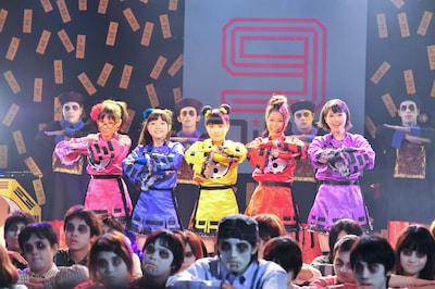 「イーアル ! キョンシー feat. 好好！キョンシーガール」をパフォーマンスする9nine。