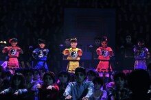 「イーアル ! キョンシー feat. 好好！キョンシーガール」をパフォーマンスする9nine。