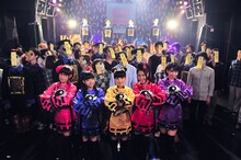 キョンシーを背に記念撮影をする9nine。