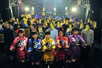 キョンシーを背に記念撮影をする9nine。