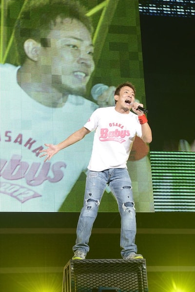 ライブ中のファンキー加藤。