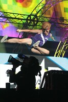 華麗な飛び蹴りを決めたDJケミカル。