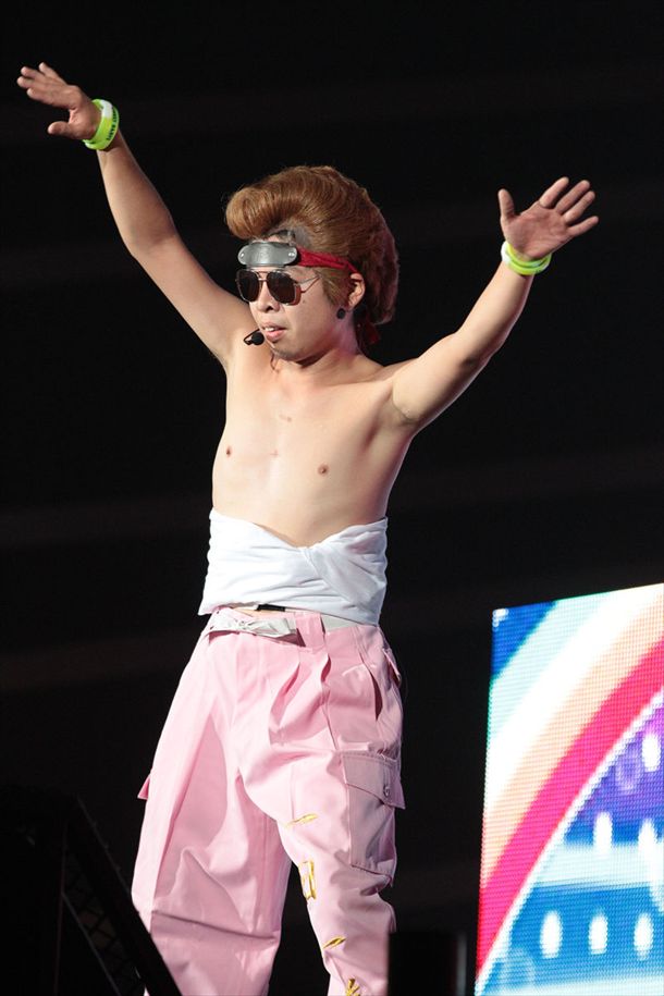 ライブ中のDJケミカル。