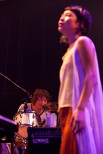 フィッシュマンズのライブでの茂木欣一（写真左）、原田郁子（右）。（撮影：仁礼博）