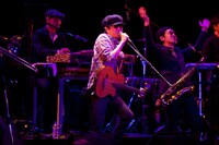 写真左から沖祐市（東京スカパラダイスオーケストラ）、小沢健二、GAMO（東京スカパラダイスオーケストラ）。（撮影：仁礼博）