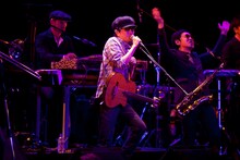 写真左から沖祐市（東京スカパラダイスオーケストラ）、小沢健二、GAMO（東京スカパラダイスオーケストラ）。（撮影：仁礼博）