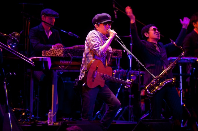 写真左から沖祐市（東京スカパラダイスオーケストラ）、小沢健二、GAMO（東京スカパラダイスオーケストラ）。（撮影：仁礼博）