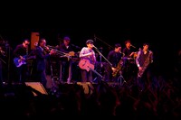 「今夜はブギー・バック」をセッションする東京スカパラダイスオーケストラと小沢健二（写真中央）。（撮影：仁礼博）