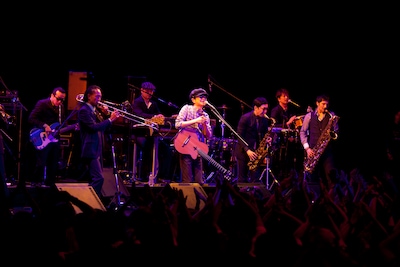 「今夜はブギー・バック」をセッションする東京スカパラダイスオーケストラと小沢健二（写真中央）。（撮影：仁礼博）