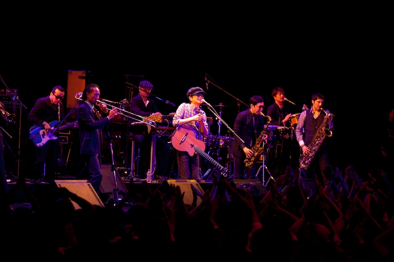 「今夜はブギー・バック」をセッションする東京スカパラダイスオーケストラと小沢健二（写真中央）。（撮影：仁礼博）