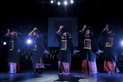 「イーアル ! キョンシー feat. 好好！キョンシーガール」をパフォーマンスする9nine。